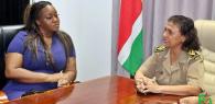 Minister Huur brengt werkbezoek aan districtscommissaris Nickerie
